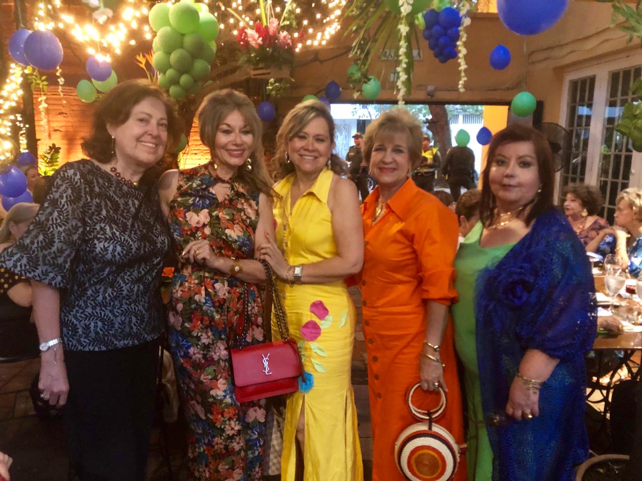 Claudia Olave, María del Rosario Cabrera, Maricela Castro, Edith de Torrente y la cumpleañera.